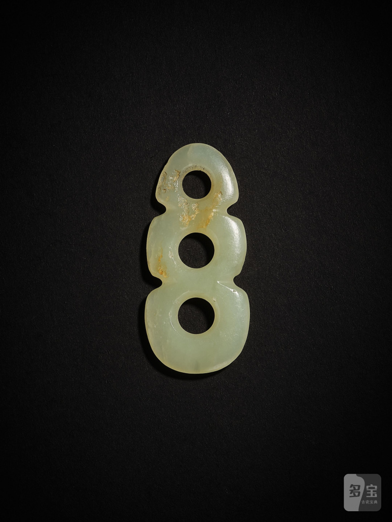 新石器時代　三聯玉璧 | A JADE TRIPLE-HOLED ORNAMENT - 图2